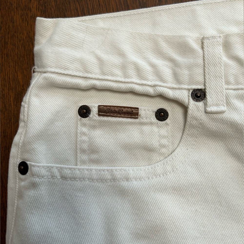 Eddie Bauer Women’s 5 pocket WHITE Relaxed Jeans, all cotton, blemish free. Soft - Picture 2 of 6
